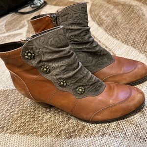 L’Artiste Tan and Gray Ankle Boots with Button Accents Size 39/8